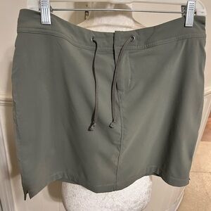 Columbia Silver Ridge Hiking Skort -Leaf Green- Omni-Shade UPF 50 Size 8